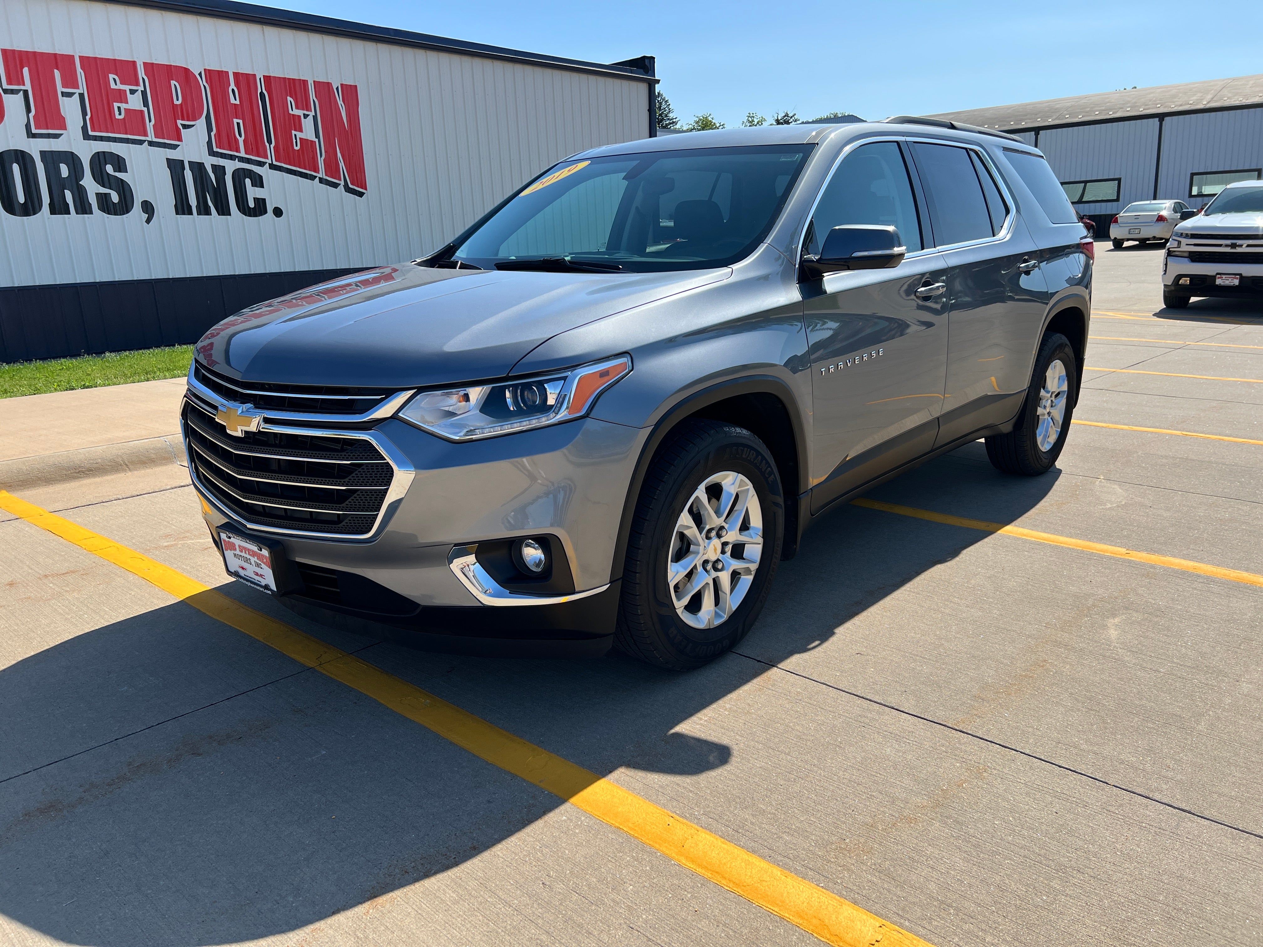 Used 2019 Chevrolet Traverse 1LT with VIN 1GNEVGKW7KJ255668 for sale in Manchester, IA