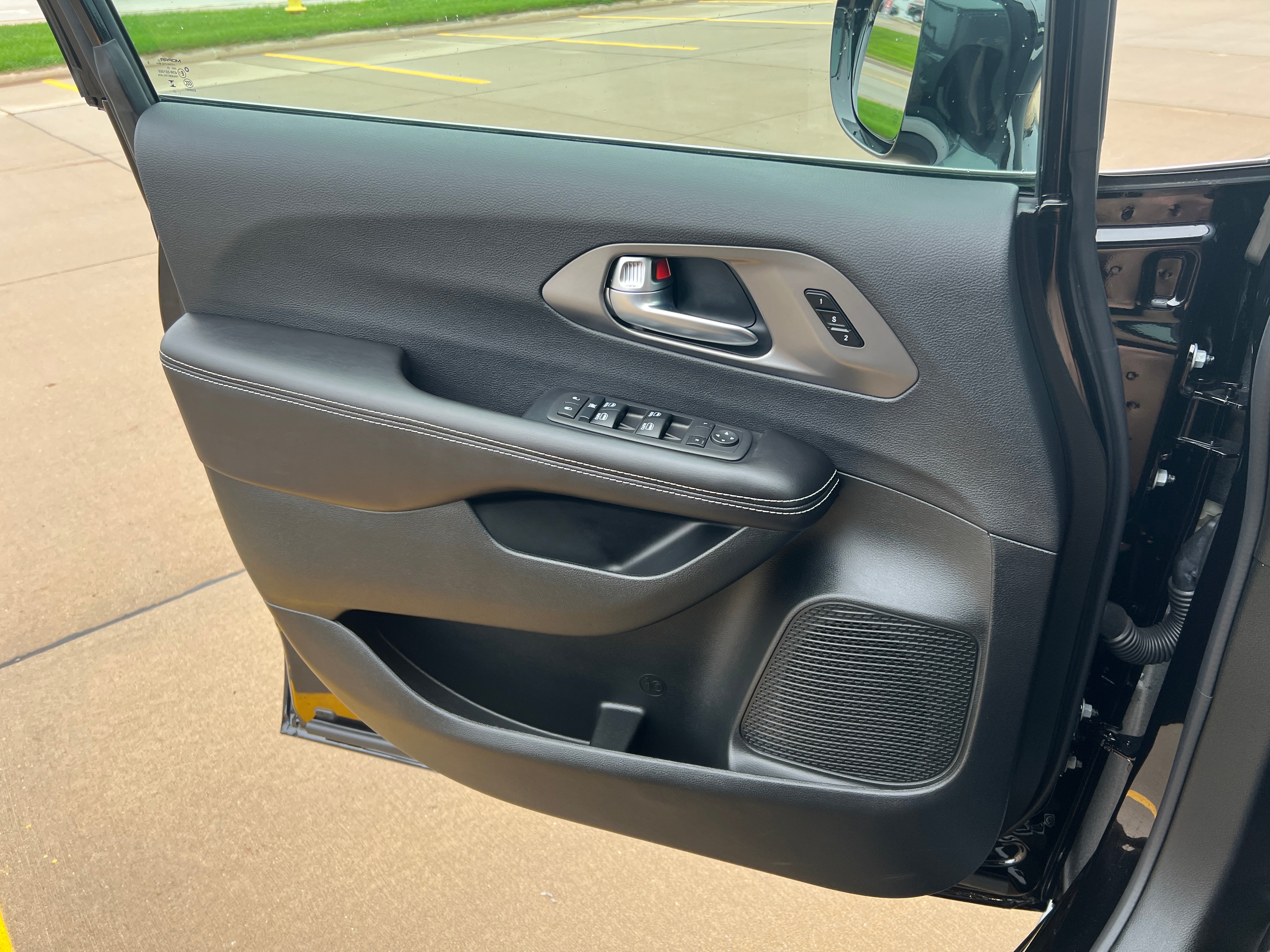 2026 Chrysler Pacifica Select - Photo 23